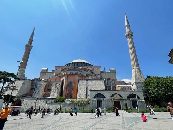 Khách Việt ngỡ ngàng sau 48h khám phá thành phố kỳ lạ nhất Thổ Nhĩ Kỳ-1