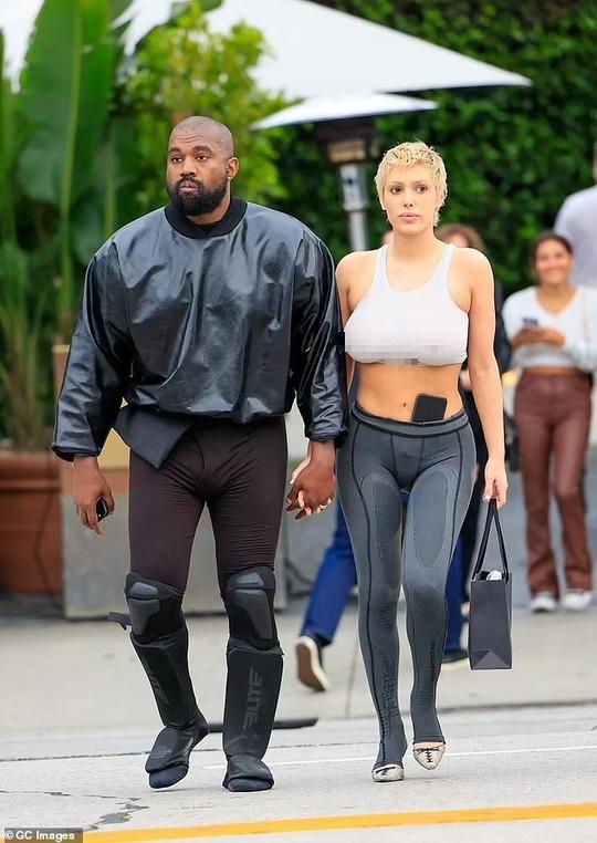 Kanye West và vợ bị cấm cửa vì hành vi thô tục-5