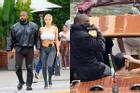 Kanye West và vợ bị cấm cửa vì hành vi thô tục
