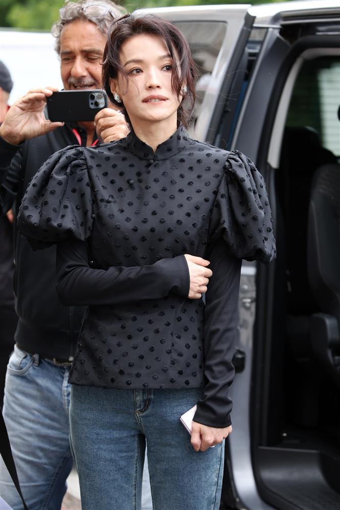 Thời trang hút ống kính của Thư Kỳ ở tuổi 49 tại LHP Venice-1