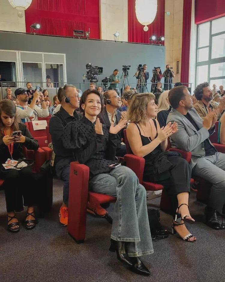 Thời trang hút ống kính của Thư Kỳ ở tuổi 49 tại LHP Venice-3