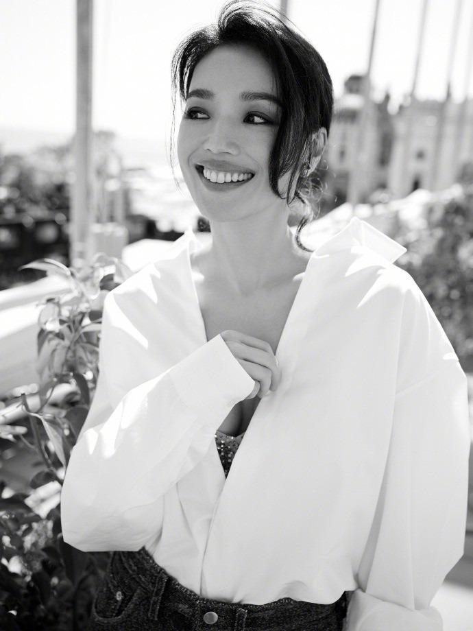 Thời trang hút ống kính của Thư Kỳ ở tuổi 49 tại LHP Venice-9