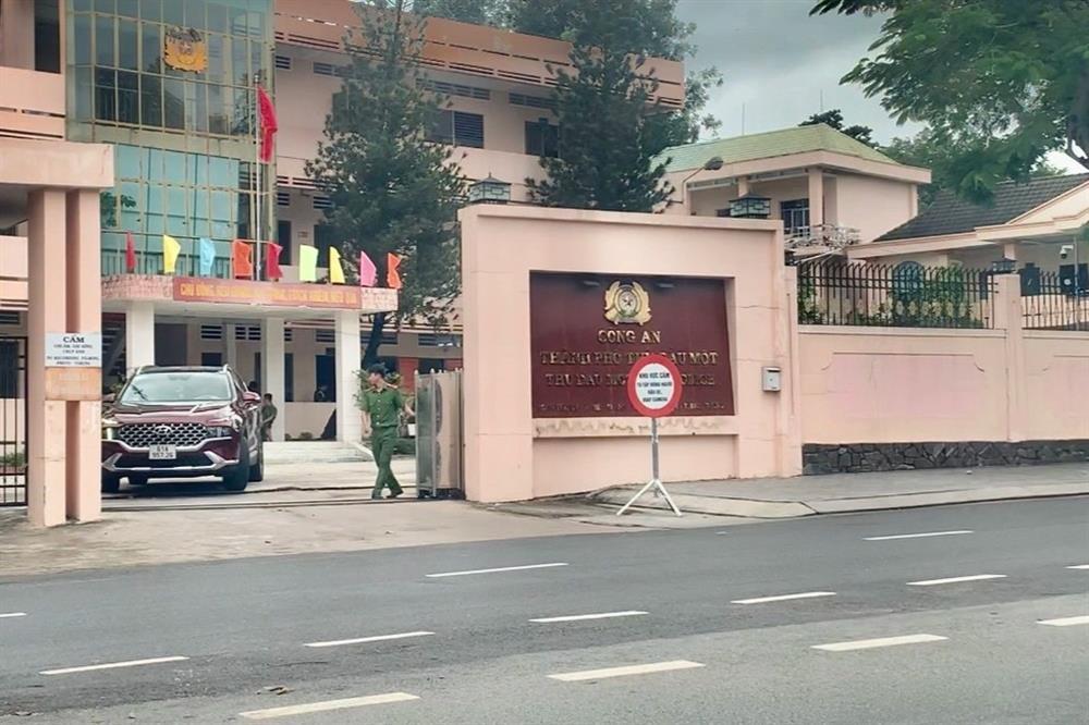 Nam thanh niên bốc cháy trước cổng trụ sở công an ở Bình Dương-1