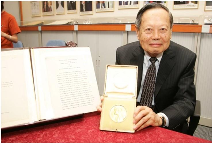 Nhà vật lý sung mãn 82 tuổi lấy vợ đẹp 28 tuổi, cuộc sống hiện tại giờ ra sao?-1