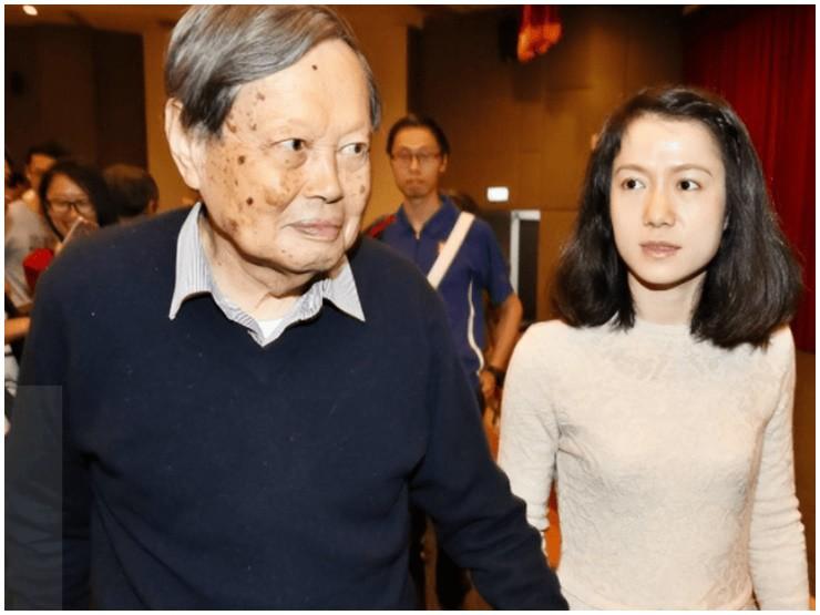 Nhà vật lý sung mãn 82 tuổi lấy vợ đẹp 28 tuổi, cuộc sống hiện tại giờ ra sao?-2