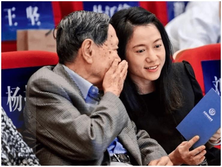 Nhà vật lý sung mãn 82 tuổi lấy vợ đẹp 28 tuổi, cuộc sống hiện tại giờ ra sao?-3