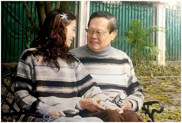 Nhà vật lý sung mãn 82 tuổi lấy vợ đẹp 28 tuổi, cuộc sống hiện tại giờ ra sao?-4