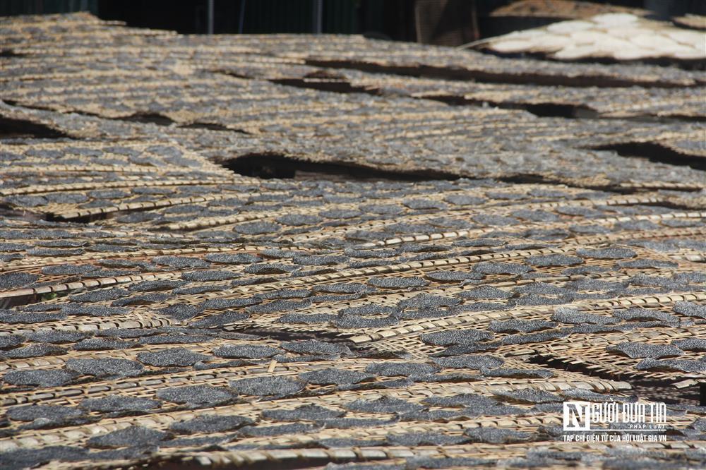 Nhọc nhằn với nghề quạt trên bếp than đỏ rực dưới trời nắng nóng-1