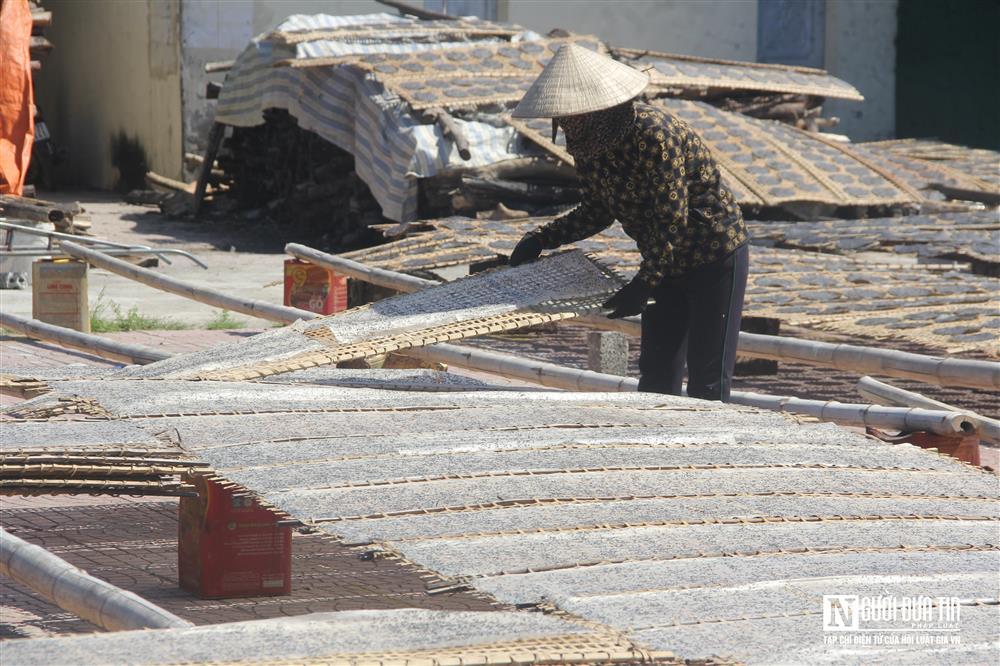 Nhọc nhằn với nghề quạt trên bếp than đỏ rực dưới trời nắng nóng-2