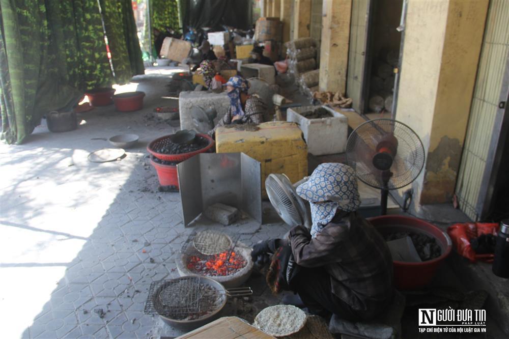 Nhọc nhằn với nghề quạt trên bếp than đỏ rực dưới trời nắng nóng-3