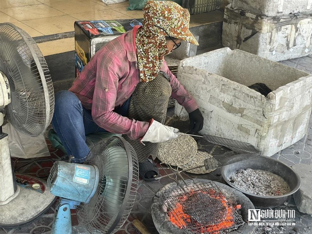 Nhọc nhằn với nghề quạt trên bếp than đỏ rực dưới trời nắng nóng-4