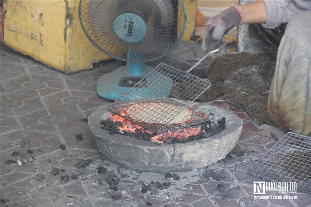 Nhọc nhằn với nghề quạt trên bếp than đỏ rực dưới trời nắng nóng-6