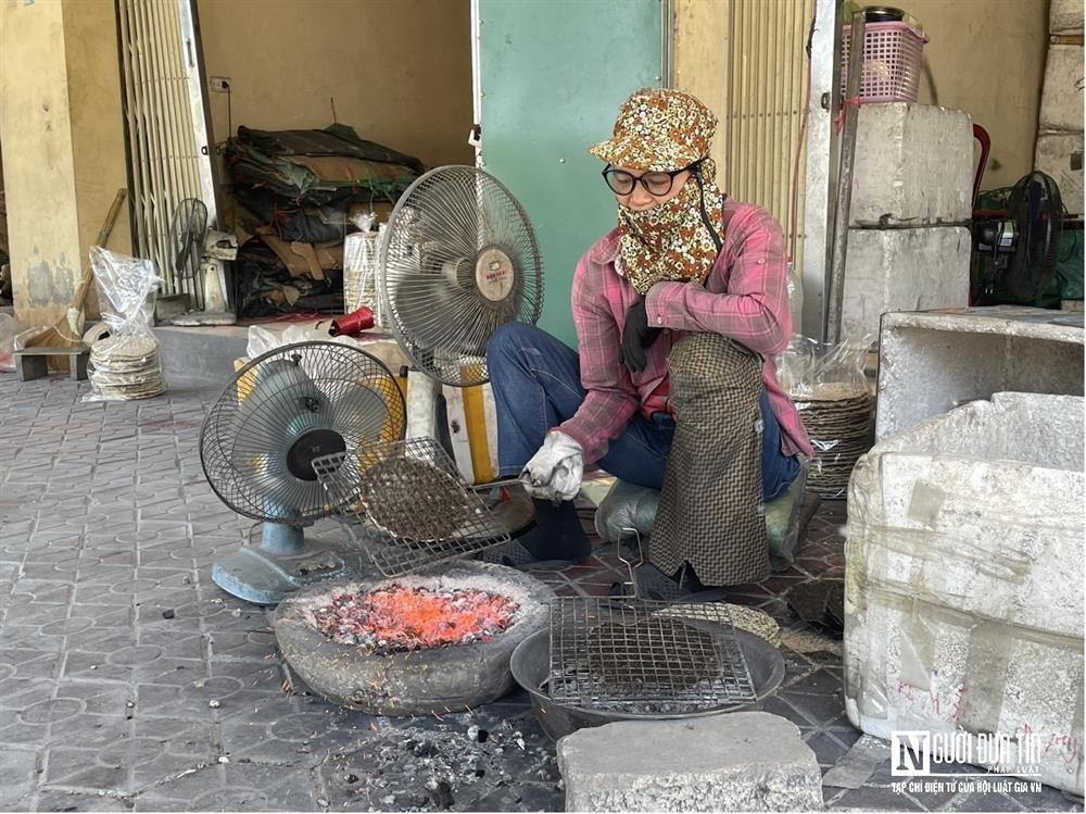 Nhọc nhằn với nghề quạt trên bếp than đỏ rực dưới trời nắng nóng-7