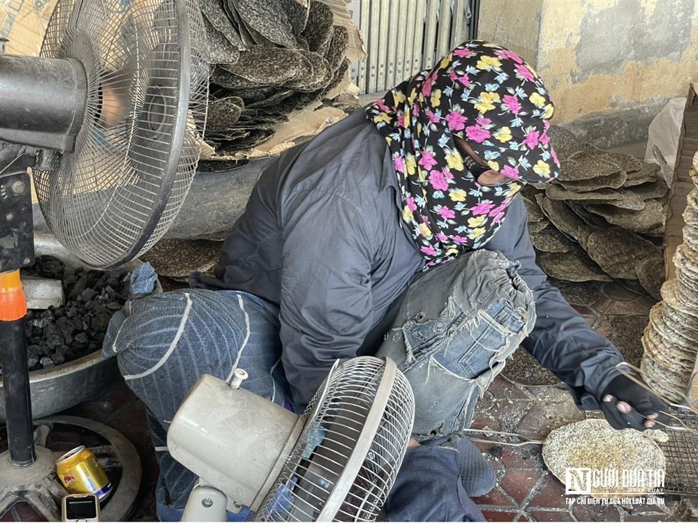 Nhọc nhằn với nghề quạt trên bếp than đỏ rực dưới trời nắng nóng-8