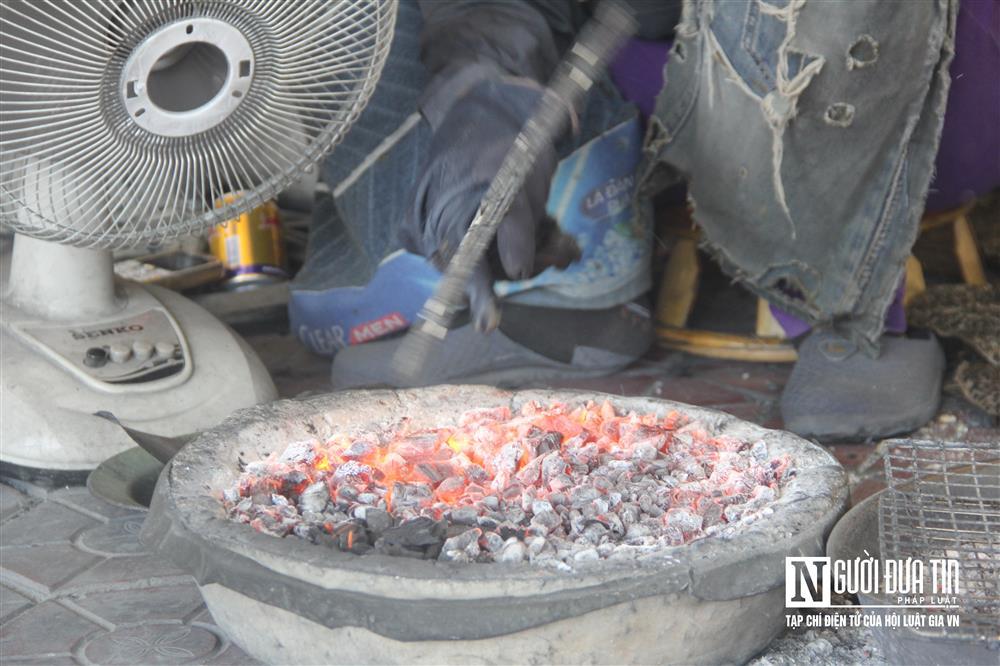 Nhọc nhằn với nghề quạt trên bếp than đỏ rực dưới trời nắng nóng-9