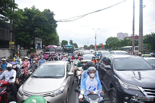 Nổ bóng bay trong lễ khai giảng, nhiều học sinh nhập viện-3