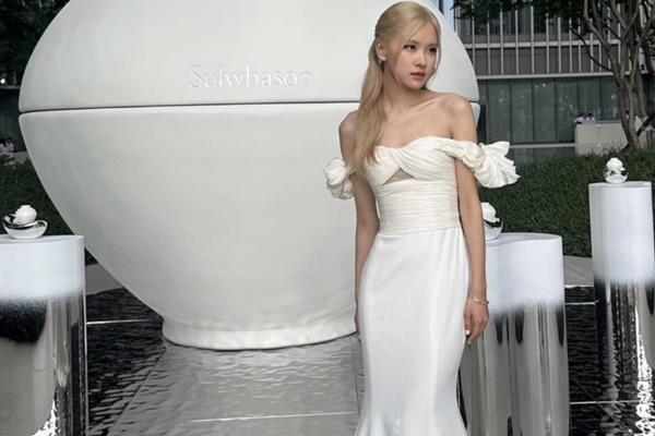 Rosé gây sốt với kiểu tóc 2 màu, diện đồ hoa lá cành vẫn xinh ngút ngàn-5