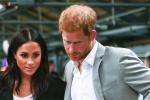 Biểu cảm chán nản của Harry khi ở cạnh Meghan gây chú ý