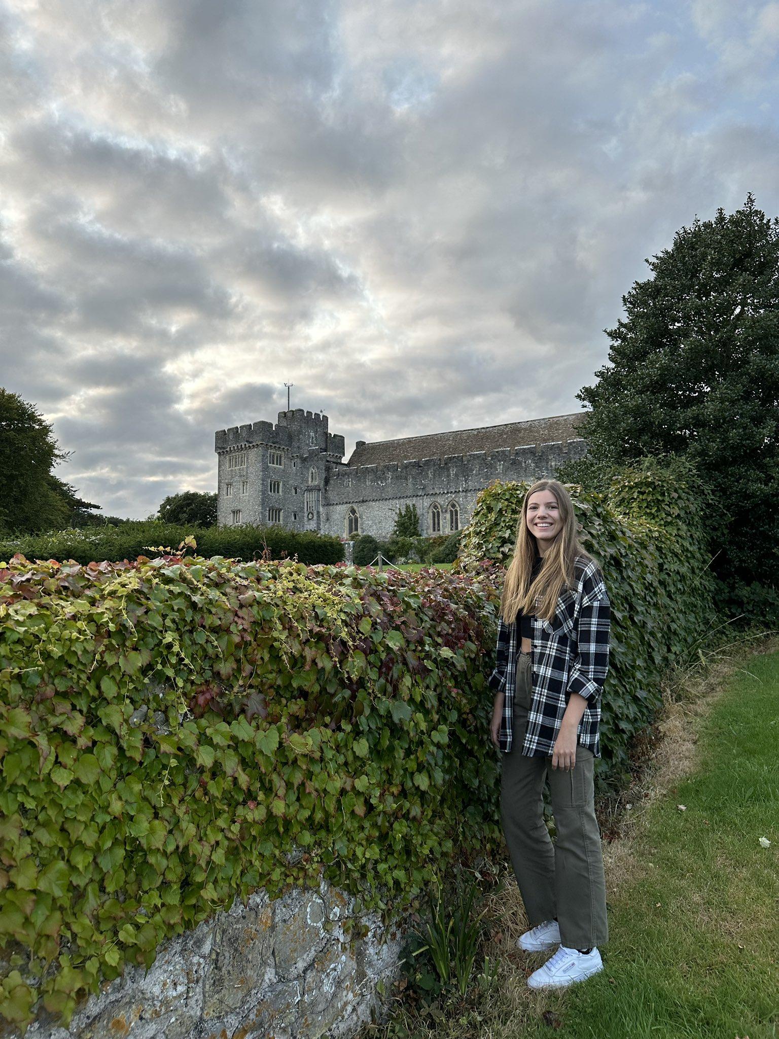 Nhà vua và Vương hậu Tây Ban Nha tiễn công chúa Sofia đi học trường nội trú xứ Wales-2