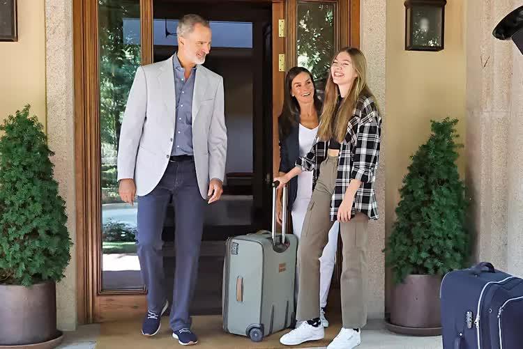 Nhà vua và Vương hậu Tây Ban Nha tiễn công chúa Sofia đi học trường nội trú xứ Wales-1