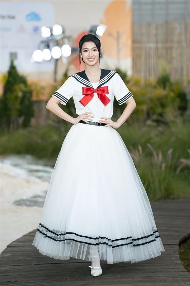 Vợ Bùi Tiến Dũng xinh đẹp trở lại sàn diễn sau khi sinh con đầu lòng-4