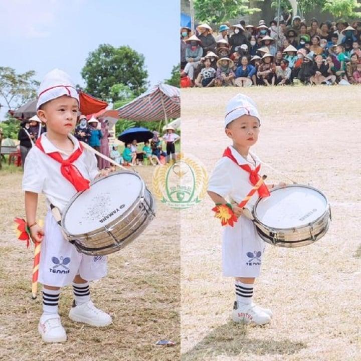 Em bé 3 tuổi ở Nghệ An gây sốt mạng khi đánh trống trong đoàn diễu hành-1