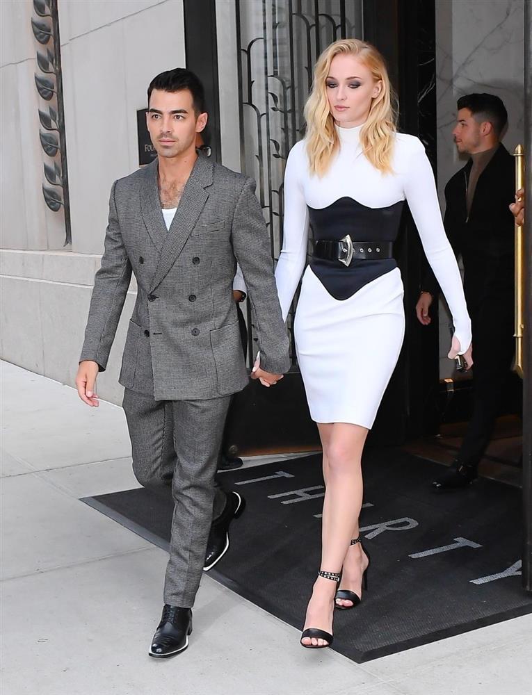 Đi lưu diễn vẫn phải chăm con, Joe Jonas đệ đơn ly hôn người vợ xinh đẹp?-1