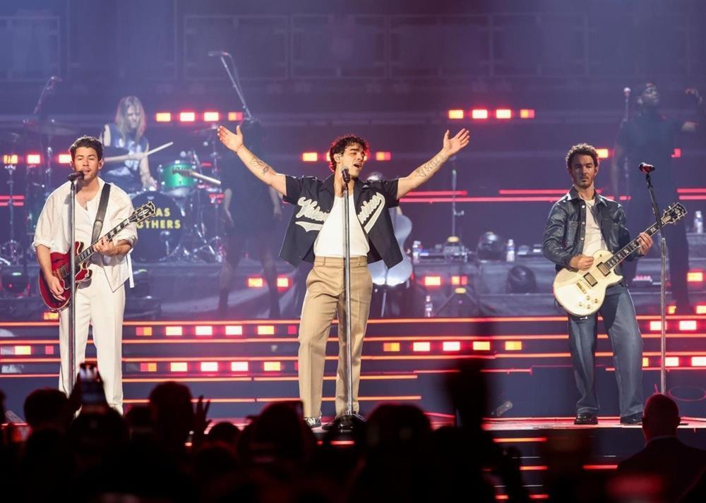 Đi lưu diễn vẫn phải chăm con, Joe Jonas đệ đơn ly hôn người vợ xinh đẹp?-2