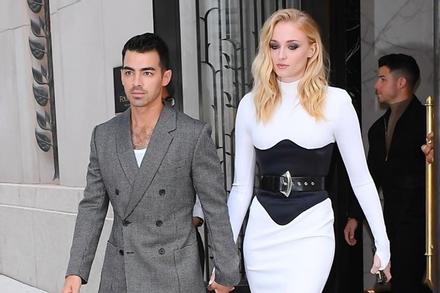 Đi lưu diễn vẫn phải chăm con, Joe Jonas đệ đơn ly hôn người vợ xinh đẹp?