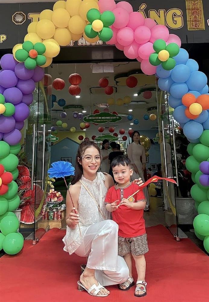 Sao Việt nô nức đưa con đi khai giảng, vợ cố nhạc sĩ Trần Lập chia sẻ xúc động-10