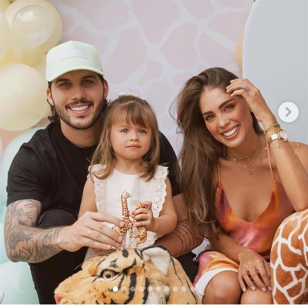 Sắc vóc gợi cảm của bà mẹ một con vừa đăng quang Hoa hậu Hoàn vũ Colombia-3