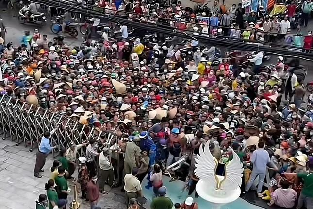 Biến tướng tục giật đồ cúng cô hồn-1