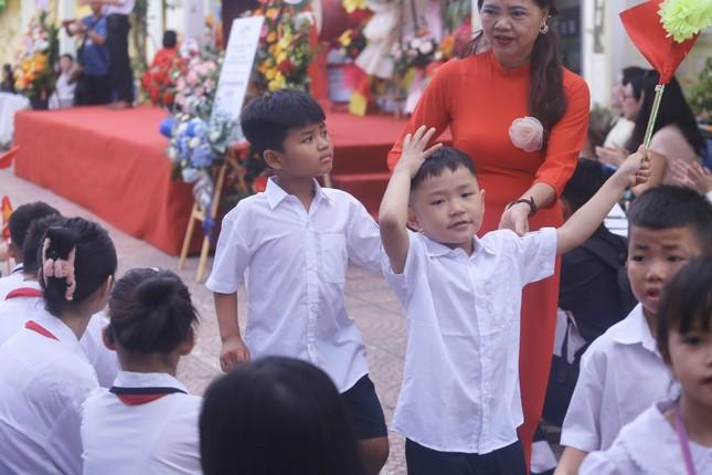 Khai giảng tại ngôi trường đặc biệt ở Hà Nội, dùng tay hát Quốc Ca-1