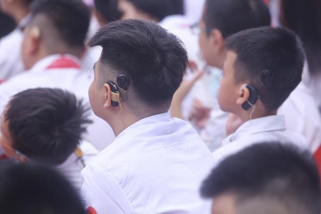 Khai giảng tại ngôi trường đặc biệt ở Hà Nội, dùng tay hát Quốc Ca-19