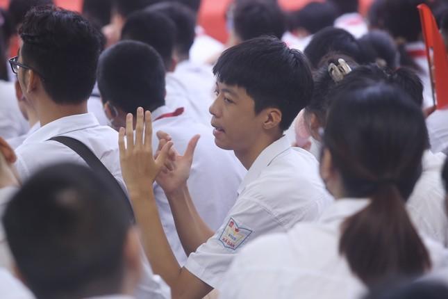 Khai giảng tại ngôi trường đặc biệt ở Hà Nội, dùng tay hát Quốc Ca-18