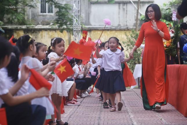 Khai giảng tại ngôi trường đặc biệt ở Hà Nội, dùng tay hát Quốc Ca-24