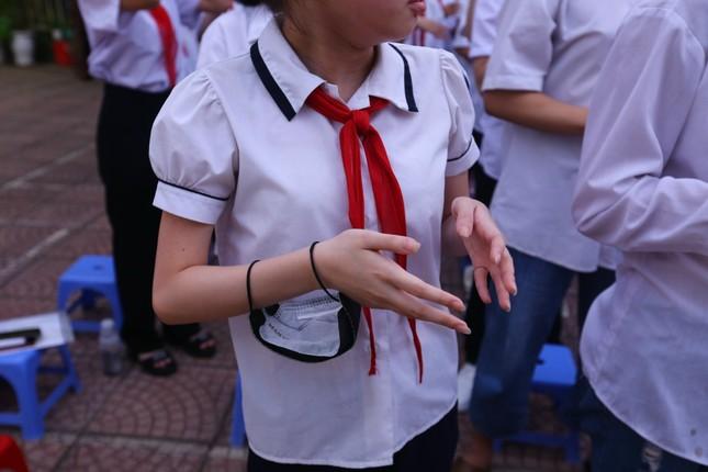 Khai giảng tại ngôi trường đặc biệt ở Hà Nội, dùng tay hát Quốc Ca-16
