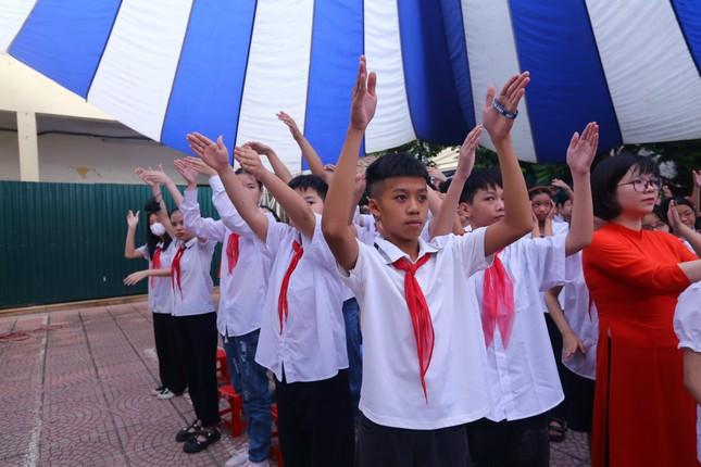Khai giảng tại ngôi trường đặc biệt ở Hà Nội, dùng tay hát Quốc Ca-15
