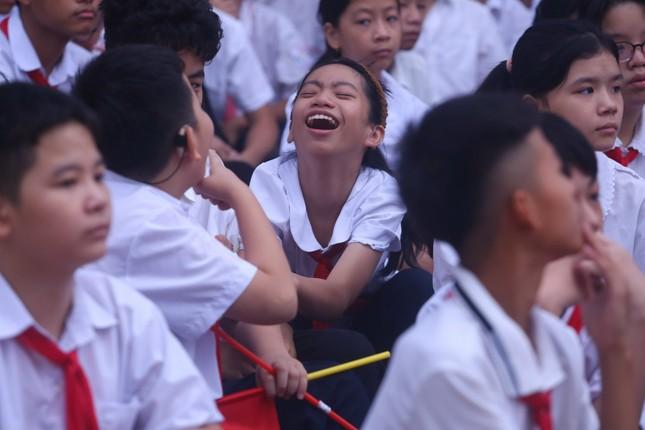 Khai giảng tại ngôi trường đặc biệt ở Hà Nội, dùng tay hát Quốc Ca-7