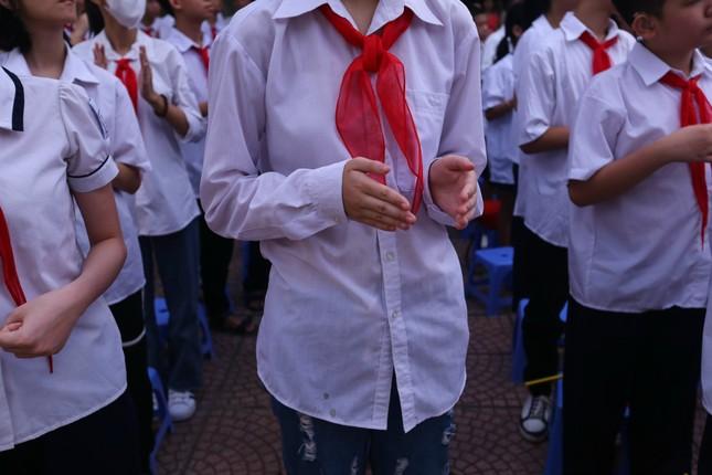 Khai giảng tại ngôi trường đặc biệt ở Hà Nội, dùng tay hát Quốc Ca-17