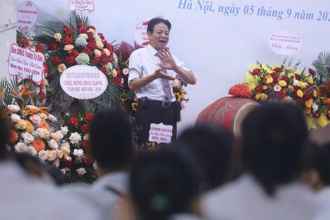 Khai giảng tại ngôi trường đặc biệt ở Hà Nội, dùng tay hát Quốc Ca-21