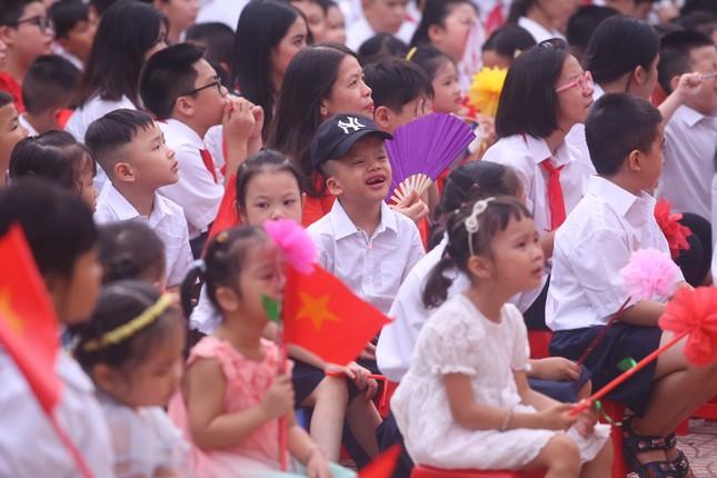 Khai giảng tại ngôi trường đặc biệt ở Hà Nội, dùng tay hát Quốc Ca-4