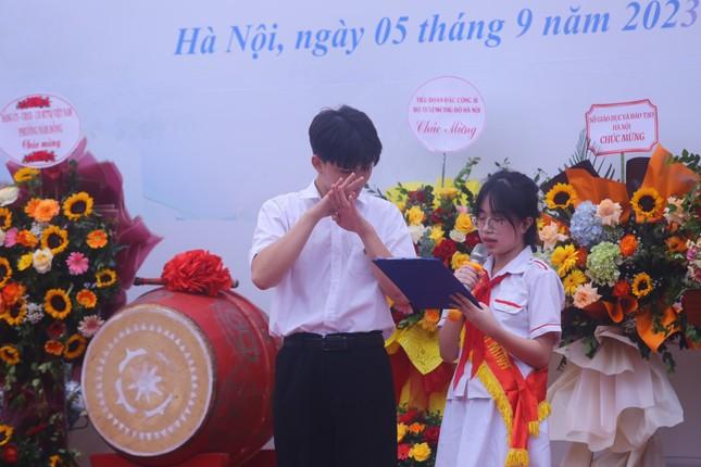 Khai giảng tại ngôi trường đặc biệt ở Hà Nội, dùng tay hát Quốc Ca-20