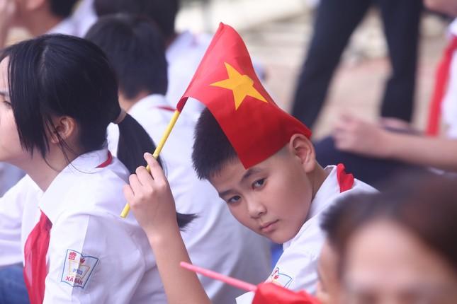 Khai giảng tại ngôi trường đặc biệt ở Hà Nội, dùng tay hát Quốc Ca-13