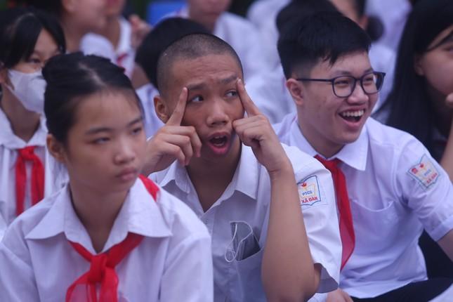 Khai giảng tại ngôi trường đặc biệt ở Hà Nội, dùng tay hát Quốc Ca-11