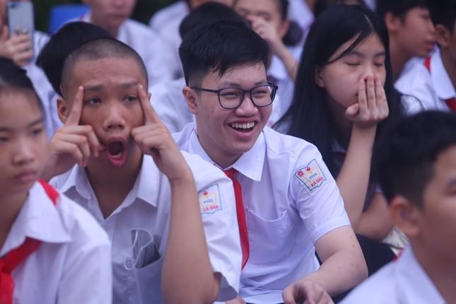 Khai giảng tại ngôi trường đặc biệt ở Hà Nội, dùng tay hát Quốc Ca-14