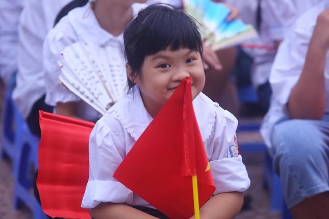 Khai giảng tại ngôi trường đặc biệt ở Hà Nội, dùng tay hát Quốc Ca-2