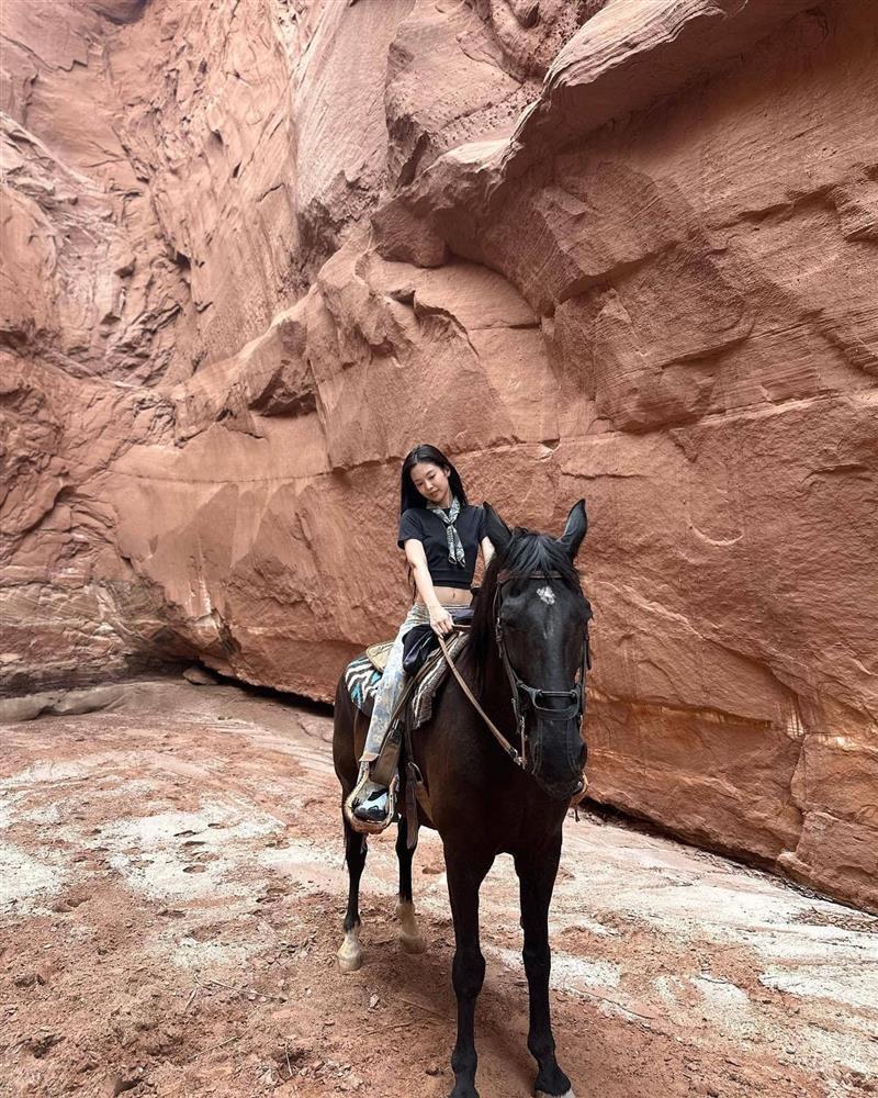 Jennie diện đồ thể thao đơn giản vẫn khoe được body gợi cảm trong loạt ảnh tại Mỹ-5