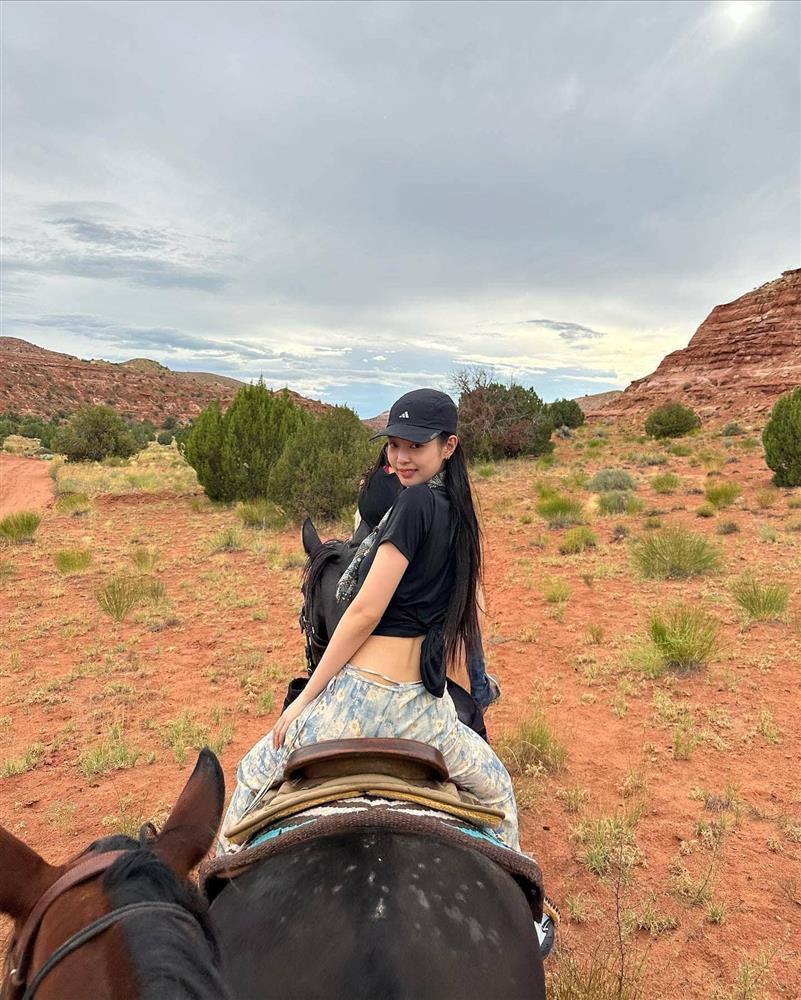 Jennie diện đồ thể thao đơn giản vẫn khoe được body gợi cảm trong loạt ảnh tại Mỹ-6