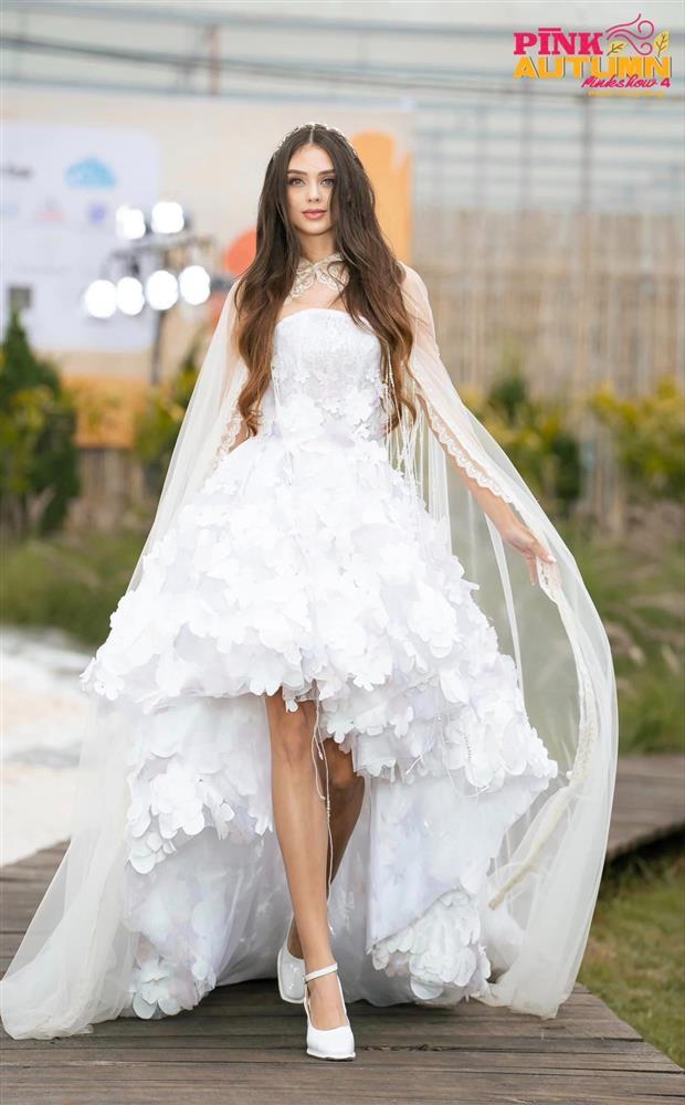 Vợ Tây của Bùi Tiến Dũng làm vedette show thời trang, nhan sắc khác hẳn lúc ở nhà-1